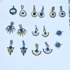 Auswahl an Gold- und Silber-Evil-Eye-Anhängern mit Zirkonia-Inlay und Emaille-Details