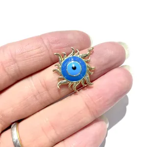 Goldener Sonnenanhänger Halskette mit blauem Evil-Eye-Motiv in Emaille-Ausführung