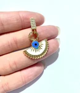 Detaillierte Makroansicht des fächerförmigen Evil Eye Anhängers mit Zirkonia-Akzenten