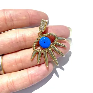 Detailansicht des Anhängers mit blauem Auge und Pavé-Zirkon-Steinen auf der Goldöse