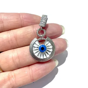 Makroansicht des Evil-Eye-Anhängers mit blauem Emaille und Zirkonia auf Silbermetall