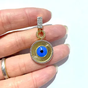 Makro-Detail des Evil Eye Anhängers mit blauer Pupille und Mikrozirkonia-Besatz in Gold