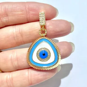 Detaillierte Makroansicht des vergoldeten Evil Eye Anhängers mit Zirkonia-Mikroeinlagen
