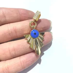 Detailansicht eines vergoldeten fächerförmigen Evil Eye Anhängers mit Zirkoniasteinen