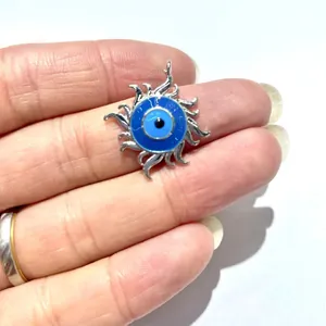 Detailansicht des silbernen Sonnen-Amuletts mit blauem Emaille und Zirkonia-Einlagen
