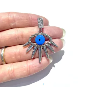 Nahaufnahme des Evil-Eye-Anhängers mit blauer Emaille und funkelnden Zirkonia-Steinen