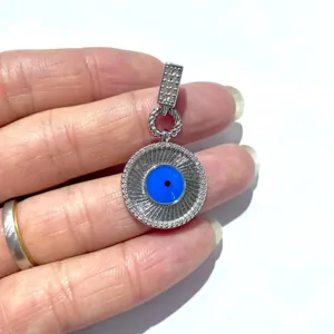 Nahaufnahme des Evil-Eye-Anhängers mit Zirkonia-Besatz und blauen Emaille-Details
