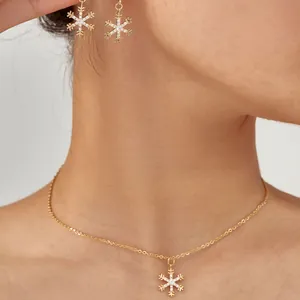 Elegantes Set aus goldener Schneeflocken-Halskette und Ohrringen mit Zirkonia-Steinen
