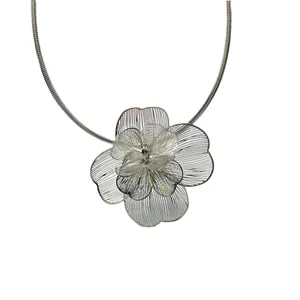 Collier chic argenté avec pendentif fleur multicouche et chaîne serpent lisse
