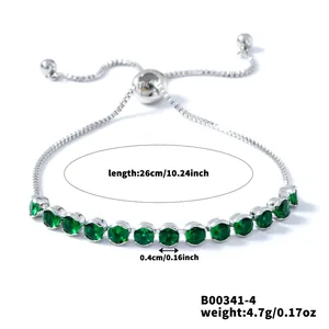Detail eines Silberarmbands mit 13 grünen Zirkonia-Steinen und Schiebeverschluss-System