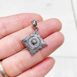 Macro del ciondolo a occhio del diavolo in argento con micro zirconi scintillanti