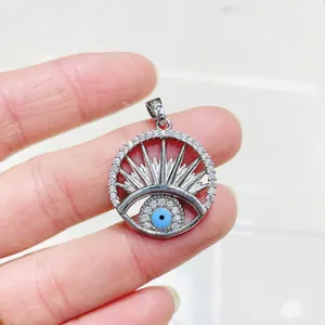 Dettaglio del ciondolo malocchio turco in argento con zirconi micro-incastonati