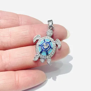 Detailansicht der Schildkröte-Anhänger mit blauem Emaille und herzförmigem Zirkon