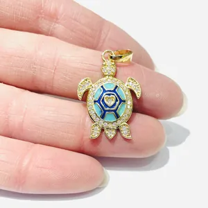 Detaillierte Nahaufnahme des blauen Emaille-Schildkrötenanhängers mit Zirkonia-Steinen