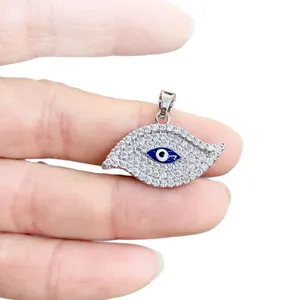 Ciondolo occhio di Allah in argento con zirconi e smalto tenuto in mano