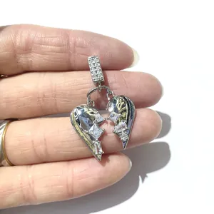 Macro di un ciondolo a cuore in argento con pietre di zirconi scintillanti