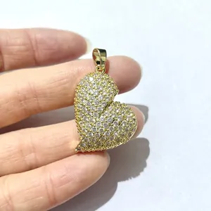 Vista macro dettagliata del ciondolo a cuore dorato con micro-pavé di cristalli