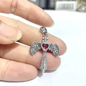 Silberner Schwert-Flügel-Anhänger mit rotem Herzzirkon und schimmernden Pavé-Steinen