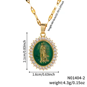 Detail van de Maagd Maria ketting met groen emaille en witte zirkonia accenten