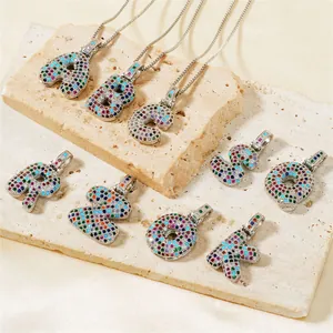 Collana hip hop con lettere in zirconi colorati su una base in pietra naturale