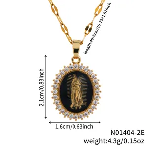 Detail van de Maagd Maria hanger met afmetingen 2.1x1.6cm en gouden ketting