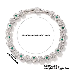 Detalle de pulsera plateada con circonitas, toques de esmeralda y medidas de tamaño