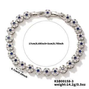 Detalle de pulsera de plata de 17cm con gemas azules y eslabones de flores con circonitas