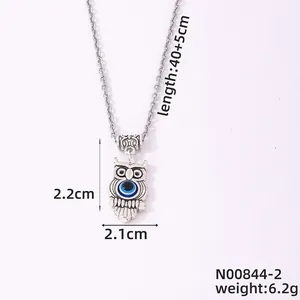 Detalle del colgante de búho con cuenta de ojo azul en una cadena de plata para mujer