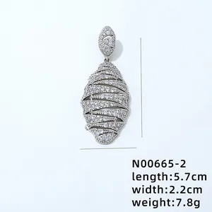 Detailed view of silver-plated copper pendant with AAA zircon and dimension 5.7x2.2cm
