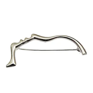 Spilla astratta con profilo di viso in finitura argento per abiti e accessori colletto