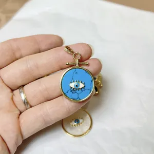 Ciondolo Evil Eye placcato oro 18K con inserto in turchese e conchiglia per gioielli