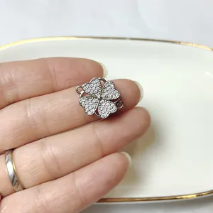 Drehbarer Silber Kleeblatt Anhänger mit Zirkonia Pavé und zwei Ösen für DIY Schmuckdesign