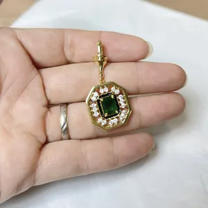 Dettaglio del ciondolo ottagonale occhio del diavolo placcato oro 18K con pietra verde e zirconi
