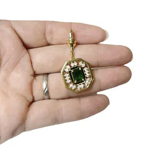 Ciondolo malocchio vintage in oro 18K con zircone verde e cornice esagonale