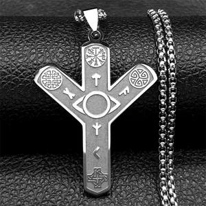 Detalle del colgante vikingo de acero con brújula Vegvisir y runas grabadas en plata