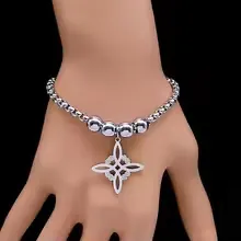 Silbernes Edelstahl-Hexenknoten-Armband mit Rundgliederkette und Perlen am Handgelenk