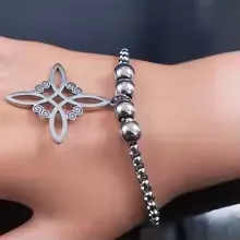 Silbernes Edelstahl-Doppelschicht-Hexenknoten-Armband mit Perlen am Handgelenk