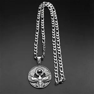 Detalle macro del colgante de águila vikinga en plata antigua con símbolos Valknut y runas