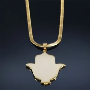 Pendentif main de fatma en or poli avec chaîne serpent sur fond noir réfléchissant