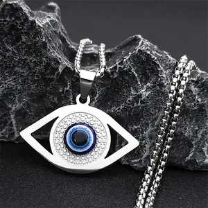 Primer plano del collar con colgante de Ojo Turco sobre piedra volcánica negra