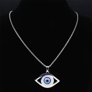 Detalle del colgante de ojo turco azul en una cadena de caja de acero inoxidable