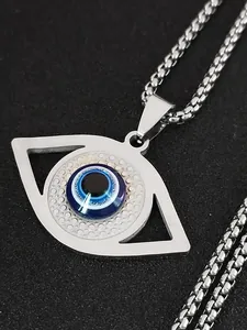 Primer plano del collar con colgante de ojo turco de acero inoxidable plateado