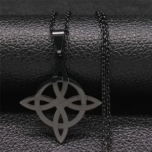 Collar con colgante de nudo celtico de acero inoxidable negro mate sobre cuero negro