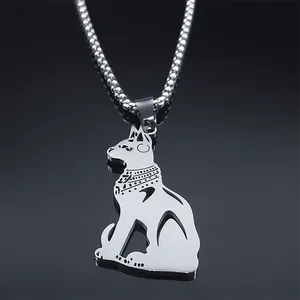Detailansicht des silbernen altägyptischen Bastet-Katzenanhängers an einer Edelstahlkette