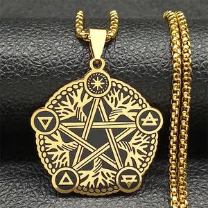 Macro-opname van gouden pentagram ketting met alchemistische symbolen op leer