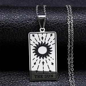 Collier carte de tarot le Soleil en acier inoxydable argenté avec détails gravés de soleil