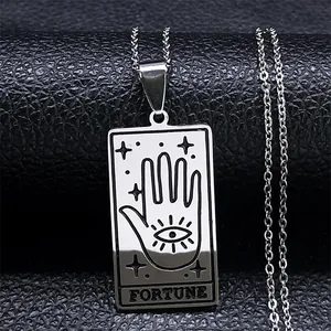 Vue détaillée du pendentif tarot argenté avec main, œil et gravure Fortune