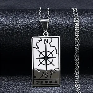 Détail macro du pendentif tarot en acier argenté avec gravure de la carte du monde