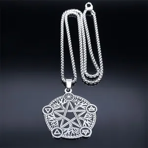 Macro-opname van roestvrijstalen pentagram en levensboom hanger aan een kralenketting