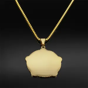 Gepolijste gouden roestvrijstalen ketting met een grote geometrische hanger op zwart